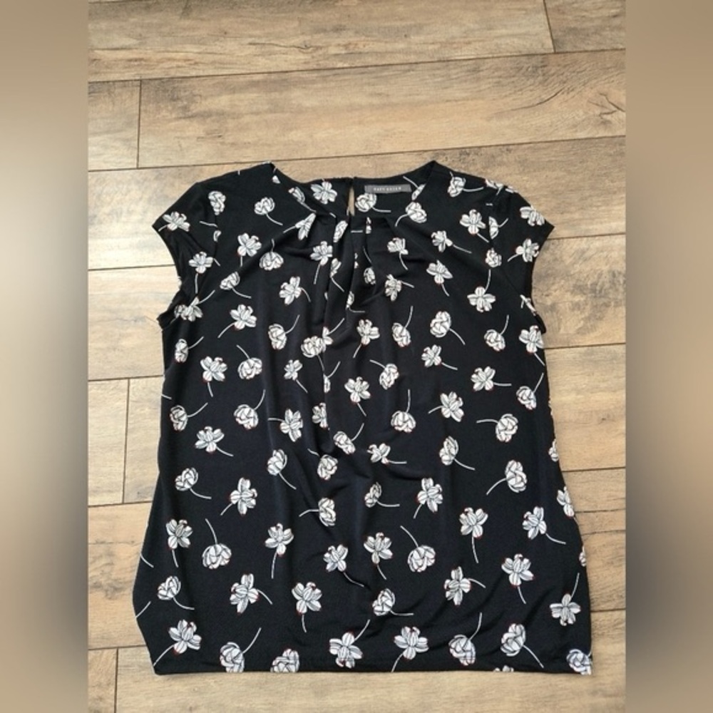 Floral Black and White Womens blouse medium  polyester and spandex  rn73023